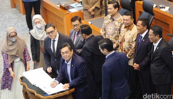 Menteri Hukum Supratman Andi Agtas (kanan) berjabat tangan dengan Ketua Komisi I DPR RI Utut Adianto (kedua kanan) disaksikan oleh Wakil Ketua Komisi I DPR RI Dave Laksono (kedua kiri) dan Ahmad Heryawan (kiri) saat rapat persetujuan tingkat I RUU TNI di Kompleks Parlemen, Senayan, Jakarta, Selasa (18/3/2025). Komisi I DPR menyetujui pembahasan Rancangan Undang-Undang (RUU) tentang Perubahan atas Undang-Undang Nomor 34 Tahun 2004 tentang Tentara Nasional Indonesia (TNI) pada tingkat I, untuk dibawa ke tingkat selanjutnya di Rapat Paripurna DPR.