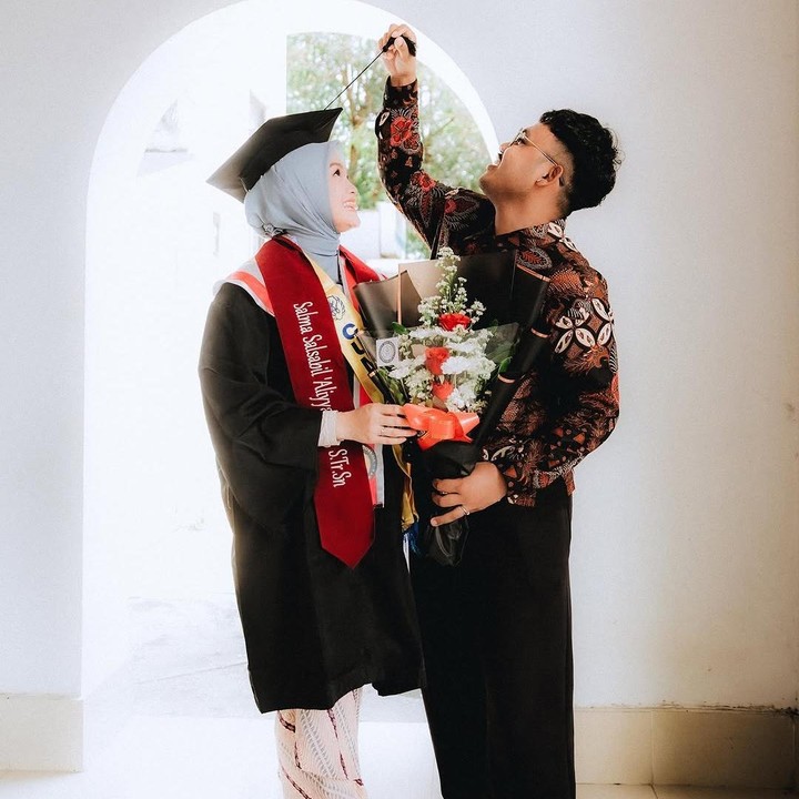 <p>Momen membahagiakan ini turut dibagikan olehnya melalui laman Instagram. Pada kesempatan ini, ia juga berpose bersama sang suami, Dimansyah Laitupa. (Foto: Instagram: @salmasalsabil12)</p>