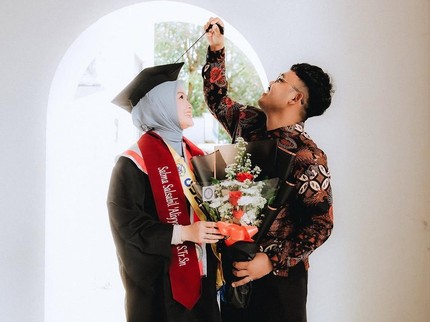 5 Potret Salma Salsabil Wisuda, Lulus Predikat Cum Laude