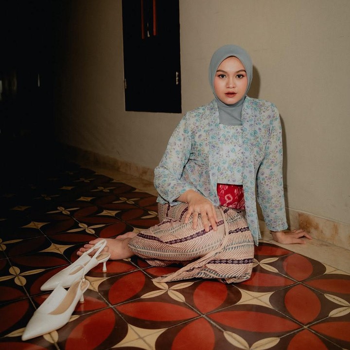 <p>Salma tampil cantik mengenakan kebaya kutubaru dengan motif bunga-bunga. Ia juga mengenakan kain batik berwarna cokelat. (Foto: Instagram: @salmasalsabil12)</p>