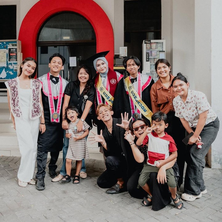 <p>Ketika menjadi finalis di salah satu ajang pencarian bakat, Salma mendapatkan dukungan penuh dari civitas pendidikan ISI, termasuk rektor, dekan Fakultas Seni Pertunjukan isi, ketua program studi D4 Penyajian Musik, hingga teman-teman seperjuangan. (Foto: Instagram: @salmasalsabil12)</p>