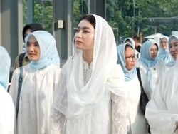 Gaya Selvi Ananda Hadiri Acara Ramadhan, Kulit Kinclongnya Bikin Salfok