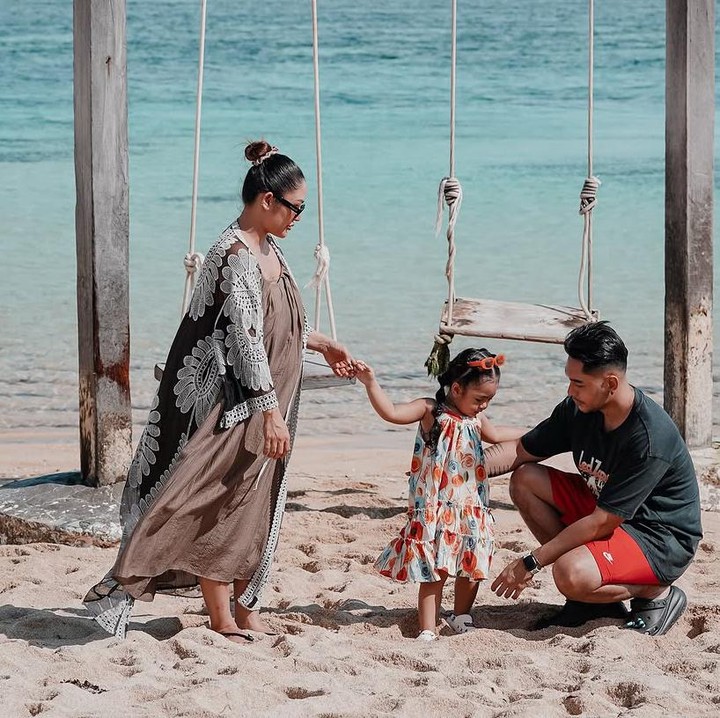 <p>Siti Badriah kembali liburan bersama suami Krisjiana Baharudin dan putri sulungnya Xarena Zenata Denallie Baharudin di kehamilan anak keduanya. Kali ini, dia bersama dua orang terkasih menikmati liburan di pantai. (Foto: @sitibadriahh)</p>