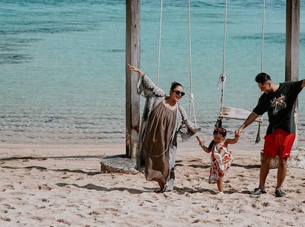 Siti Badriah Liburan ke Pantai saat Hamil Anak Kedua, Ini 5 Potret Seru Bersama Krisjiana & Xarena