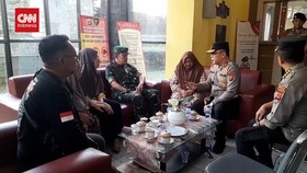 VIDEO: Istri Polisi Tewas Grebek Sabung Ayam Menagis Lihat Jasad Suami