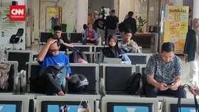 VIDEO: Geliat Arus Mudik Mulai Berasa di Stasiun Surabaya Gubeng
