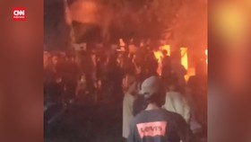 VIDEO: Massa Serang hingga Bakar Polsek Kayangan NTB