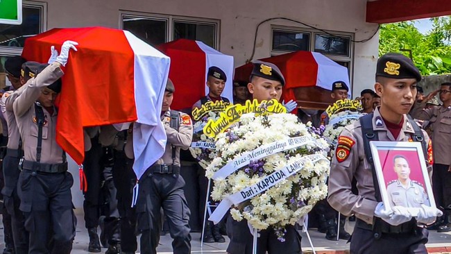 Proses autopsi terhadap tiga polisi dilakukan selama 10 jam dengan melibatkan tim dokter DVI bersama dengan tim forensik Bhayangkara Polda Lampung.