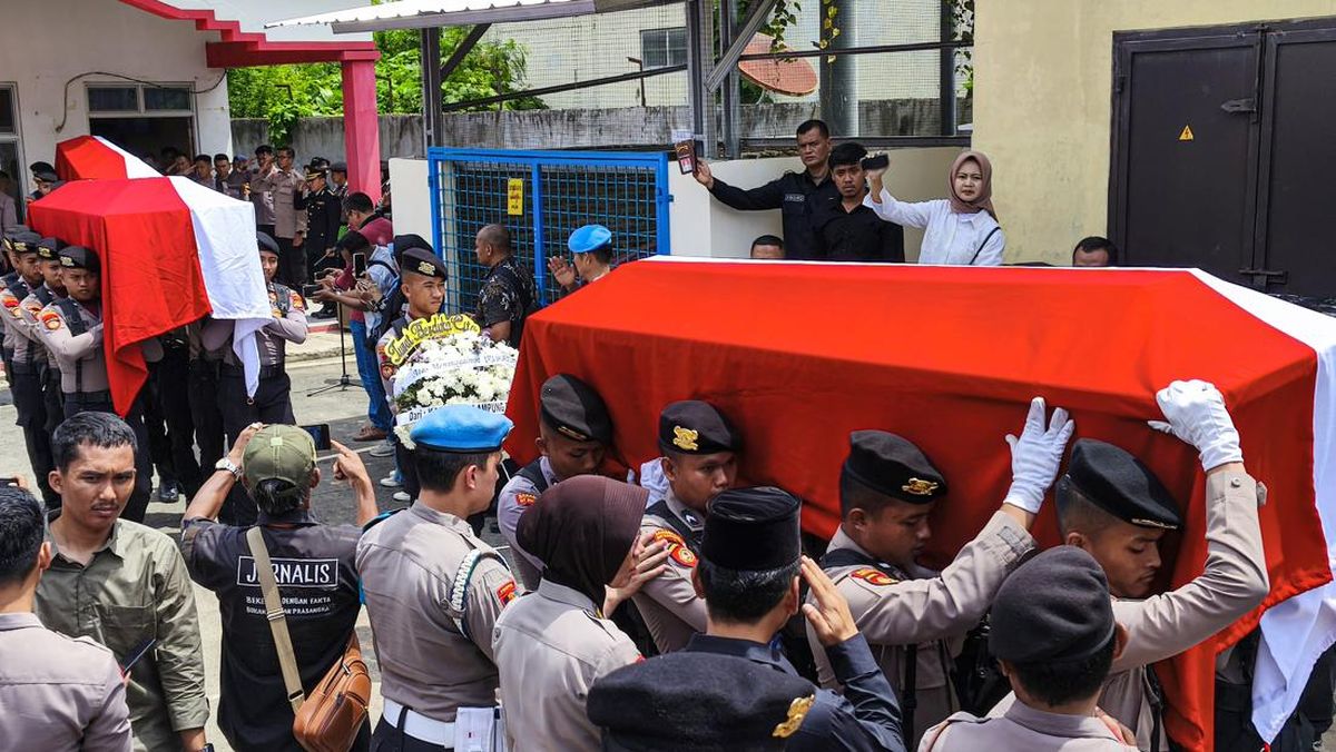 FOTO: Pemakaman Polisi Lampung yang Tewas Ditembak TNI