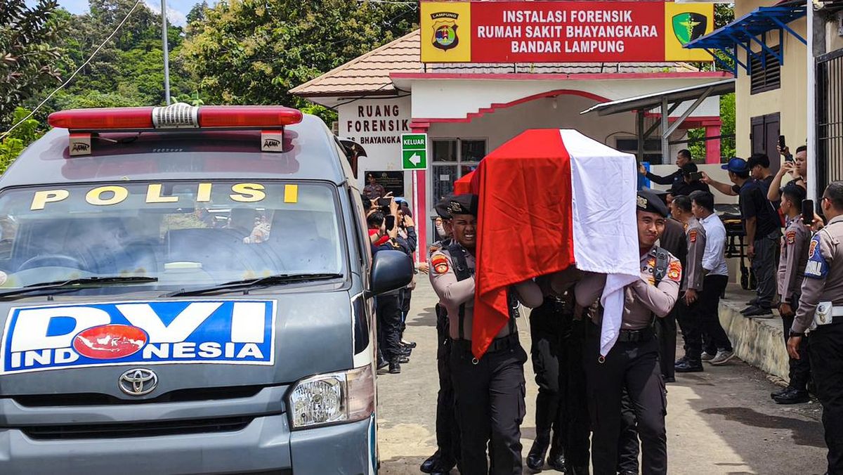 FOTO: Pemakaman Polisi Lampung yang Tewas Ditembak TNI