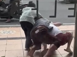 Viral Tukang Parkir Hajar Kepala Toko Vape di Surabaya