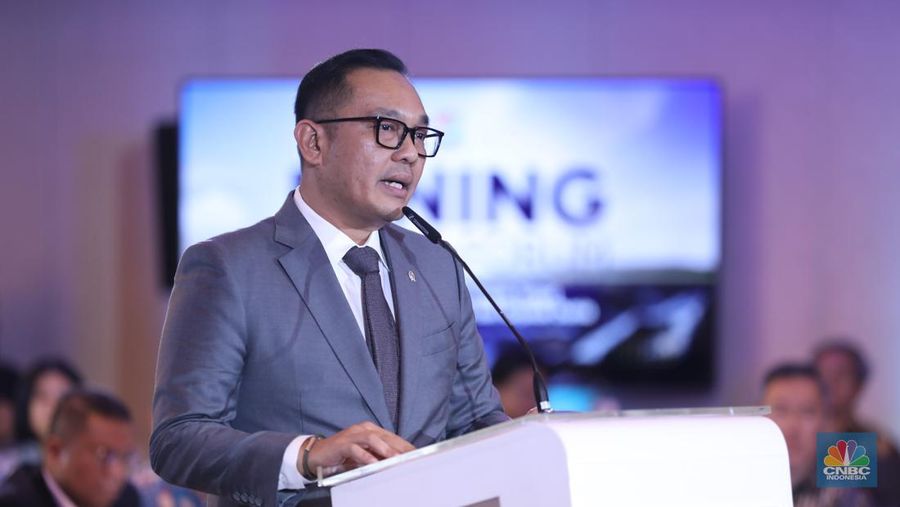 Wakil Menteri Investasi dan Hilirisasi/Wakil Kepala BKPM, Todotua Pasaribu menyampaikan paparan dalam acara Mining Forum 2025 di Jakarta, Selasa (18/3/2025). (CNBC Indonesia/Tri Susilo)