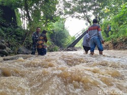 Warga Ponorogo Nekat Seberangi Sungai Arus Deras Usai Jembatan Ambruk