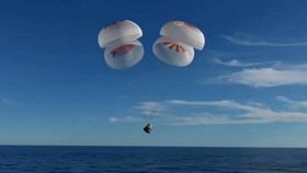 FOTO: Momen Kepulangan 2 Astronaut NASA Usai Terdampar di Antariksa