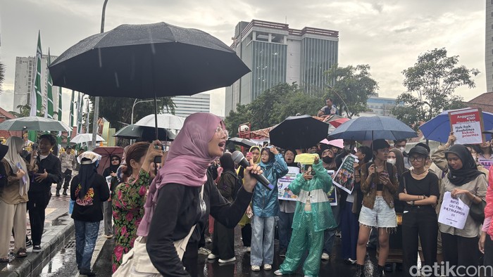 Aktivis perempuan di Surabaya serukan tolak RUU TNI