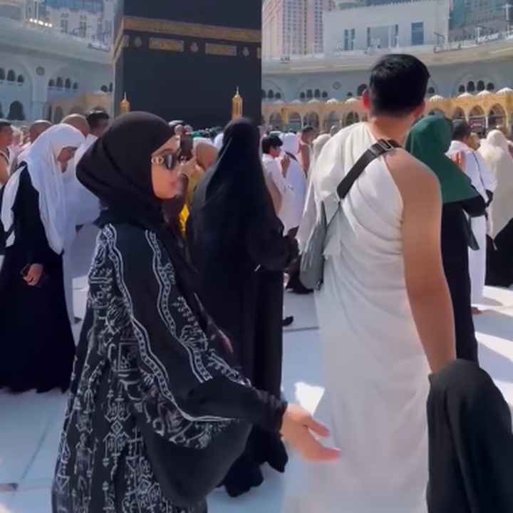 <p>Memasuki bulan Ramadhan, Chacha Frederica menjalankan ibadah umrah bersama suami serta putrinya, Cassia. Diketahui bahwa Cassia sendiri lahir pada 2 Ramadhan pada tanggalan Islam, Bunda. "<em>Ya Rabb</em>, teman-teman sampai juga kita di hari ini. Terima kasih ya Allah, siapa yang nangis dan bergetar hatinya memasuki bulan Ramadhan. Ya Allah, mudahkanlah kami semua dalam beribadah di bulan suci Ramadhan ini ta Rabb," ungkanya. (Foto: Instagram: @chafrederica)</p>