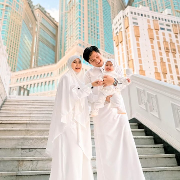 <p>Di bulan Ramadhan tahun ini, Anisa Rahma dan sang suami, Anandito Dwis, mengajak putri bungsunya, Aqila Dzakira Mafaza, untuk beribadah umrah. momen ini pun dibagika langsung oleh Anisa melalui laman Instagram-nya. "Di kota suci Mekkah, dua hati yang bertaut dalam doa, melangkah bersama untuk menggapai surga," ungkapnya. (Foto: Instagram: @anisarahma_12)</p>