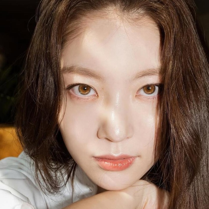 <p>Gong Seung Yeon juga menjadi salah satu artis Korea yang memiliki warna mata unik, Bunda. Ia memiliki mata berwarna cokelat yang sangat memesona. (Foto: Instagram: @0seungyeon)</p>