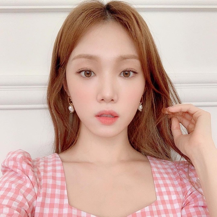 <p>Lee Sung Kyung, pemeran di dalam drama Korea <em>Shooting Star</em> ini juga memiliki warna mata cokelat yang unik. Selain warna matanya yang unik sorotan mata yang tajam membuatnya semakin cantik. (Foto: Instagram: @heybiblee)</p>