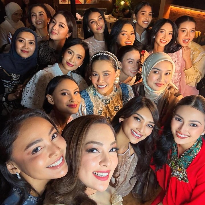 <p>Dalam unggahan ini, Bunga tampil cantik dengan gamis<em> broken white</em> dan <em>vest</em> sentuhan biru. Gayanya semakin sempurna dengan aksesoris mutiara di telinga dan kepalanya. (Foto: Instagram: @bungajelitha66)</p>