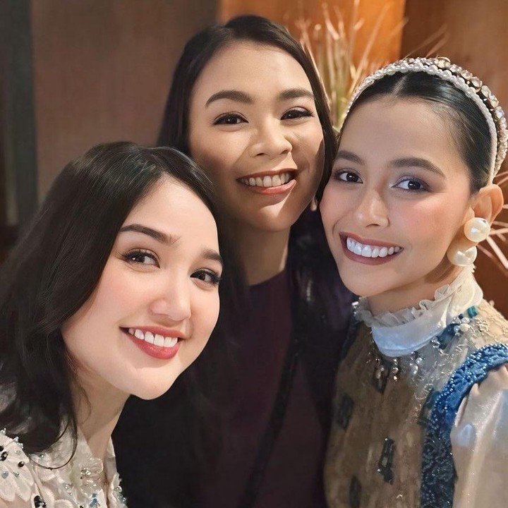 <p>Artis sekaligus model ternama Bunga Jelitha baru-baru ini membagikan potretnya kala kumpul bareng dengan alumni Puteri Indonesia, Bunda. Momen ini diunggah langsung olehnya melalui laman Instagram. (Foto: Instagram: @bungajelitha66)</p>