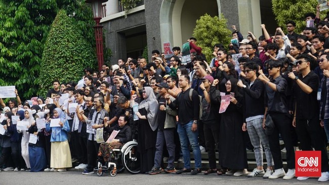 Civitas akademika Universitas Gadjah Mada (UGM) dan Rektor Universitas Islam Indonesia (UII) Fathul Wahid menyerukan penolakan terhadap RUU TNI.