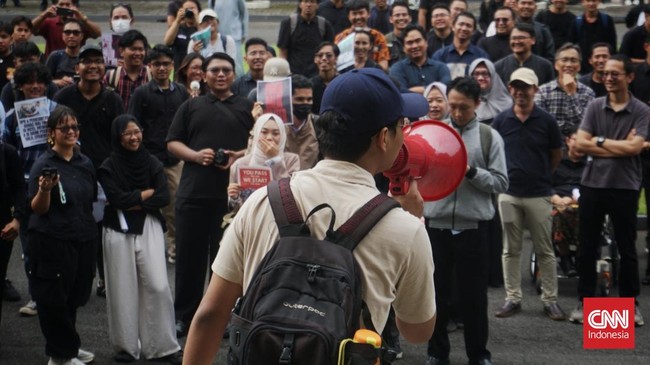 Pakar hukum tata negara dari UGM menilai revisi UU TNI tidak mendesak. Masih banyak produk UU lain yang lebih penting untuk direvisi dan dibahas.