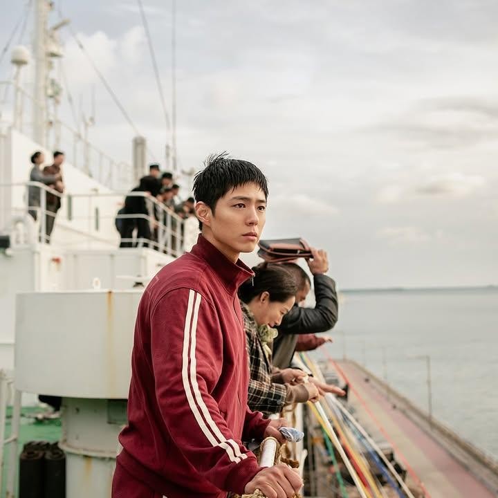 <p>Karakter green flag berikutnya adalah Gwan Sik di drama Korea <em>When Life Gives You Tangerines</em>. Karakter yang diperankan aktor Park Bo Gum ini digambarkan peka dengan keadaan sekitar. Untuk memerankan Gwan Sik, Park Bo Gum banyak mengubah penampilannya. "Gwan Sik adalah seseorang yang teguh, dapat diandalkan, dan memahami nilai dari setiap orang," ujar Park Bo Gum. (Foto: Netflix)</p>
