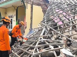 Eem Syok hingga Pingsan Saat Saksikan Rumahnya Ambruk ke Tanah
