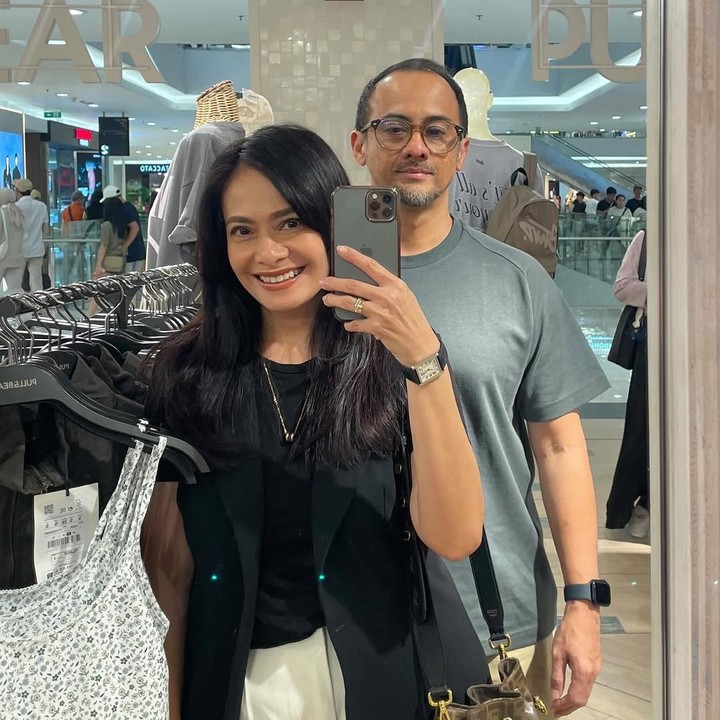 <p>Aktris dan presenter Ersa Mayori resmi menikah dengan Otto Djauhari pada 14 Desember 2003. Selama 21 tahun menikah, rumah tangga Ersa dan sang suami jauh dari gosip miring, Bunda. (Foto: Instagram @ersamayori)</p>