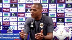 Kluivert Reuni dengan Ronaldinho dan Eks Barcelona Sambil 'Nge-rap'