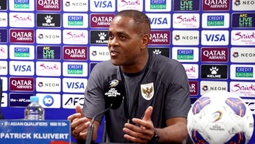 Liputan Olahraga CNN Sport : Kluivert Reuni dengan Ronaldinho dan Eks Barcelona Sambil 'Nge-rap'