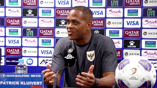 Kluivert Reuni dengan Ronaldinho dan Eks Barcelona Sambil 'Nge-rap' Pelatih Timnas Indonesia Patrick Kluivert bertemu dengan sederet mantan pemain Barcelona seperti Ronaldinho dan Carles Puyol.