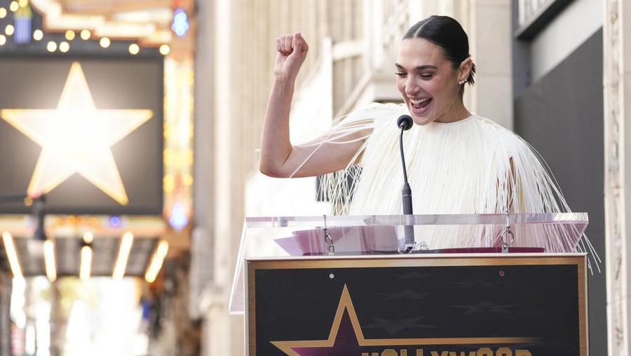 Gal Gadot Dianugerahi Hollywood Walk of Fame Jaron Varsano, left, and Gal Gadot pose atop Gadot's new star at a ceremony on the Hollywood Walk of Fame on Tuesday, March 18, 2025, in Los Angeles. (Photo by Jordan Strauss/Invision/AP)