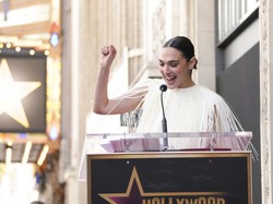 Gal Gadot Terima Hollywood Walk of Fame Dibayangi Unjuk Rasa