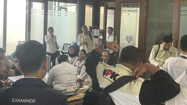 KPK Sita Dokumen dan Bukti Elektronik dari Kantor Visi Law Office Tim interogator KPK mengamankan sejumlah arsip dan Barang Bukti Elektronik (BBE) saat menggeledah Visi Law Office, instansi norma milik Donal Fariz.