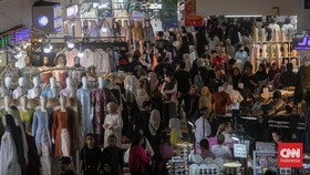 Calon pembeli memilih baju di kios yang berada di Pasar Tanah Abang Blok A, Jakarta Pusat, Rabu (19/3/2025). (CNN Indonesia/Adi Maulana Ibrahim)