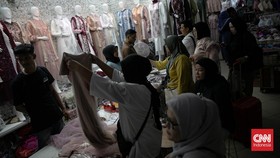 FOTO: Geliat Pasar Tanah Abang Jelang Lebaran