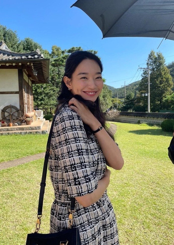 Half updo hairstyle Shin Min Ah ini bisa jadi inspirasi untuk Beauties yang tetap ingin tampil feminin tapi anti-ribet./Foto: Instagram/@illusomina