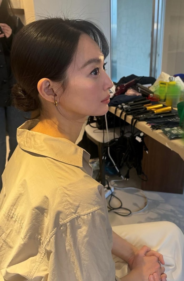 Harus tampil rapi tapi tidak punya banyak waktu? Low bun hairstyle Shin Min Ah yang simple ini bisa banget kamu contek, Beauties!/Foto: Instagram/@illusomina