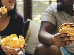 Efek Samping Makan dan Ngemil Sebelum Tidur yang Tak Banyak Diketahui