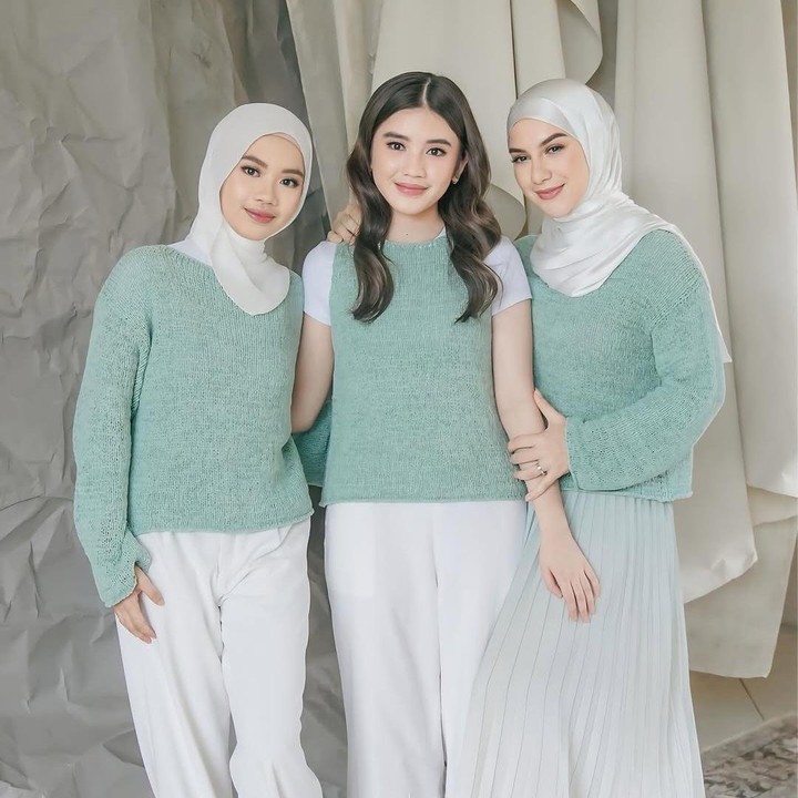 <p>Artis Irish Bella juga sangat dekat dengan dua putri sambungnya, Syifa dan Hasya. Kedua putri sambung Irish Bella ini adalah anak dari suaminya Haldy Sabri. Irish Bella sering membagikan potret kebersamannya dengan Syifa dan Hasya. Kedua anak Haldy Sabri ini juga diketahui dekat dan sangat menyanyangi anak-anak Irish Bella, yakni Air Rumi dan Amala. (Foto: Instagram @_irishbella_)</p>