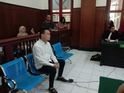 Ivan Sugiamto Pemaksa Siswa SMA Menggonggong Dituntut 10 Bulan Penjara