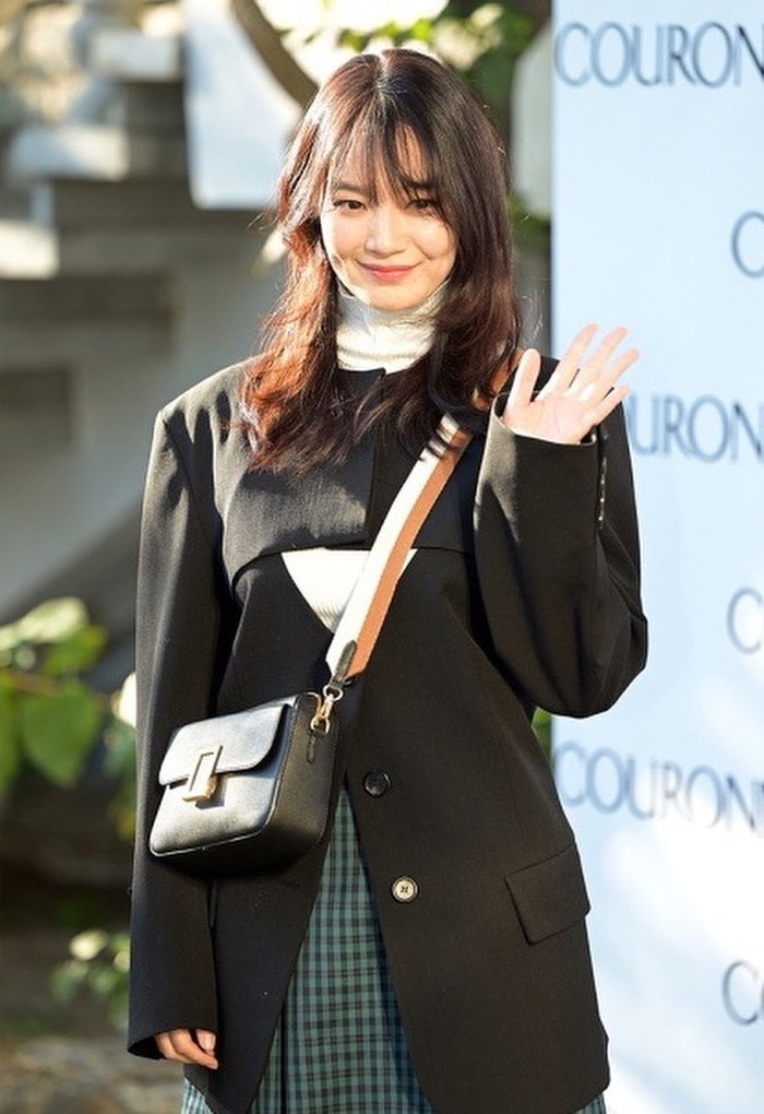 Jika ingin memiliki rambut yang terkesan lebih tebal, pilih layered haircuts seperti Shin Min Ah berikut ini. Gaya ini bisa menambah volume rambut sekaligus membingkai wajahmu dengan sempurna./Foto: Instagram/@illusomina
