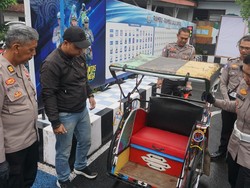 Kapolres Purbalingga Beri Becak Baru ke Pengayuh yang Ditabrak Pebalap Liar