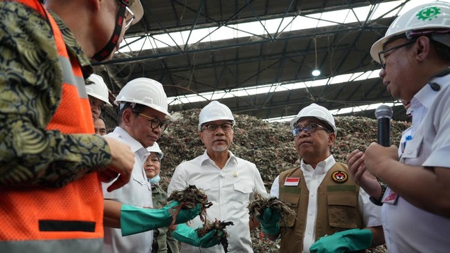 Menko Pangan Zulhas akan sederhanakan aturan pengelolaan sampah setelah lihat RDF di TPST Bantargebang yang olah 2.000 ton sampah/hari.