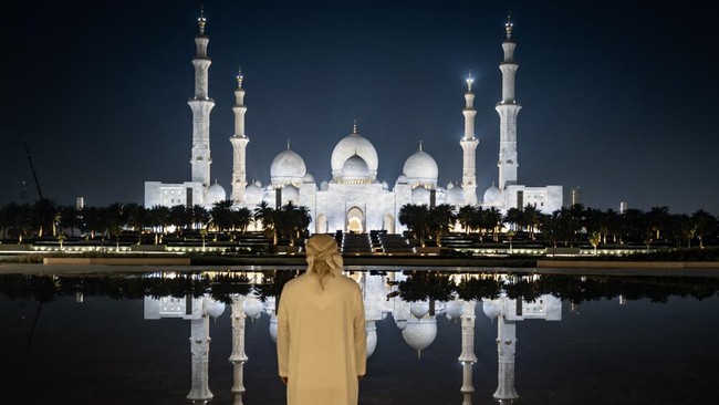 FOTO: Keindahan Luar Dalam Masjid Sheikh Zayed di Abu Dhabi