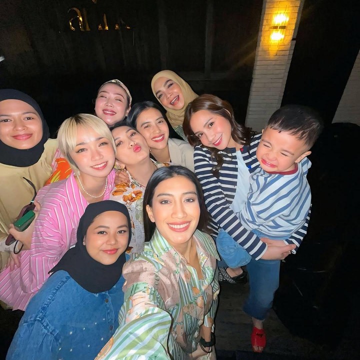 <p>Serial TV<em> Di Sini Ada Setan</em> tayang pertama kali tahun 2003. Saat itu, para pemainnya kebanyakan masih duduk di bangku SMA, Bunda. Lebih dari 20 tahun berlalu, kini para pemainnya sudah banyak yang berkeluarga dan menjadi seorang Bunda. Ada yang masih aktif di dunia hiburan, ada pula yang memutuskan vakum untuk fokus pada keluarga. (Foto: Instagram @rieta_amilia/ @tanayudjanuismadi)</p>