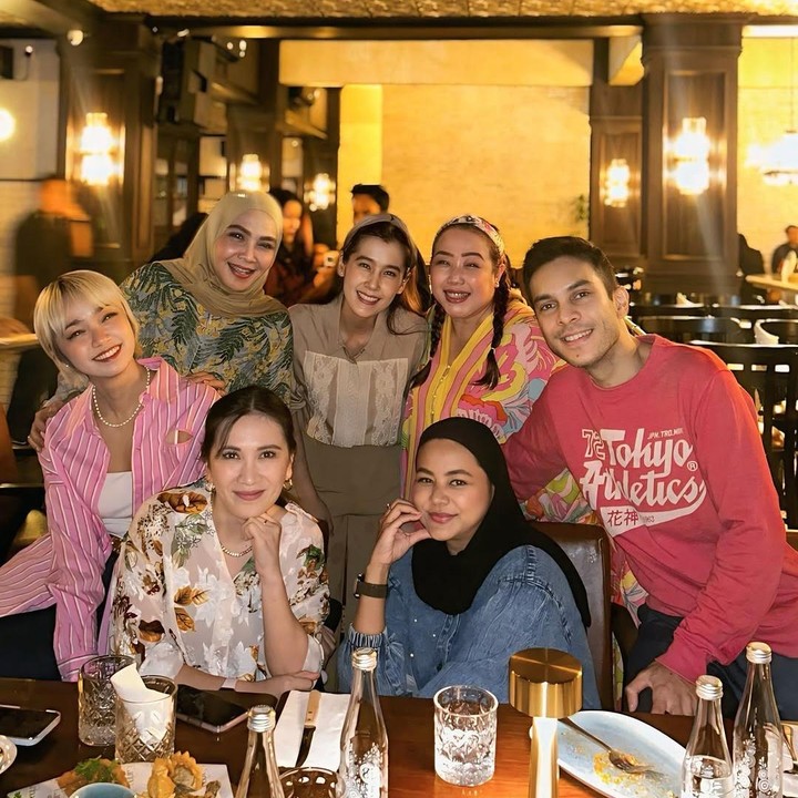 <p>Bunda masih ingat serial serial TV <em>Di Sini Ada Setan</em>? Serial yang sempat populer di era tahun 2000-an ini dibintangi deretan artis ternama, seperti Nagita Slavina, Caca Tengker, Intan Ayu Purnama, Jennifer Arnelita, dan Ardina Rasti. Baru-baru ini, para pemain<em> Di Sini Ada Setan</em> mengadakan acara reuni, Bunda. (Foto: Instagram @rieta_amilia/ @tanayudjanuismadi)</p>