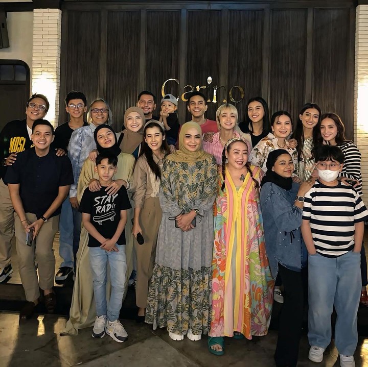 <p>Keseruan acara reuni pemain <em>Di Sini Ada Setan</em> dibagikan oleh ibunda Nagita Slavina, Rieta Amilia. Bunda dua anak ini juga pernah ikut main di film adaptasi serial TV <em>Di Sini Ada Setan</em>. Jadi, tak heran bila Rieta dekat dengan para pemainnya. (Foto: Instagram @rieta_amilia/ @tanayudjanuismadi)</p>